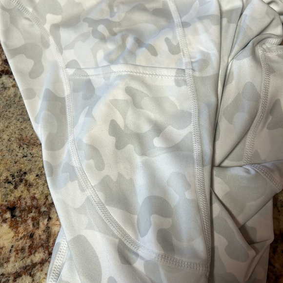 🔥3/$10🔥New Houmous light grey camouflage leggings- XS - Picture 5 of 11